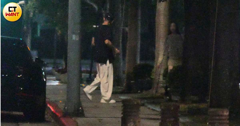 祝釩剛載著女伴回到內湖區的住宅社區,不過他把車停在紅線,兩人一同返家後至深夜都沒離開住宅社區。(圖/本刊攝影組)