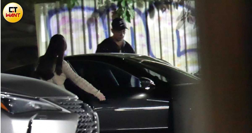 祝釩剛查看愛車狀況後待女伴進副駕駛座後開車離開。(圖/本刊攝影組)