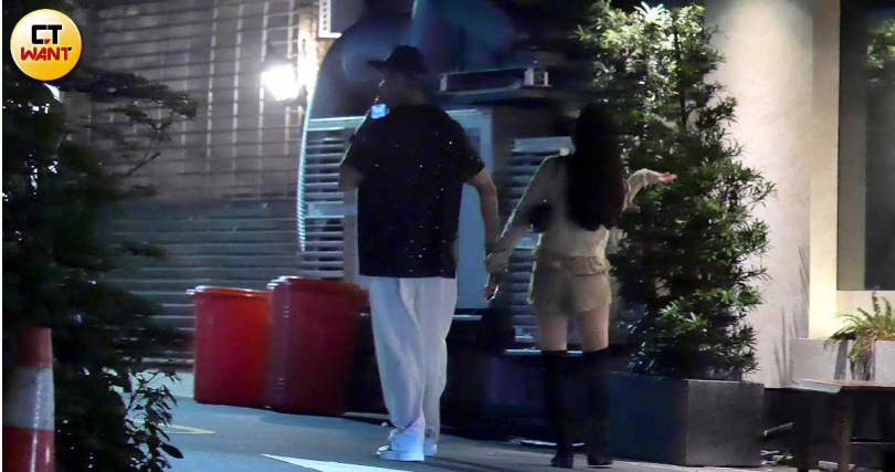 女伴不滿祝釩沿路還在吸菸,揮手想搧去煙味。(圖/本刊攝影組)