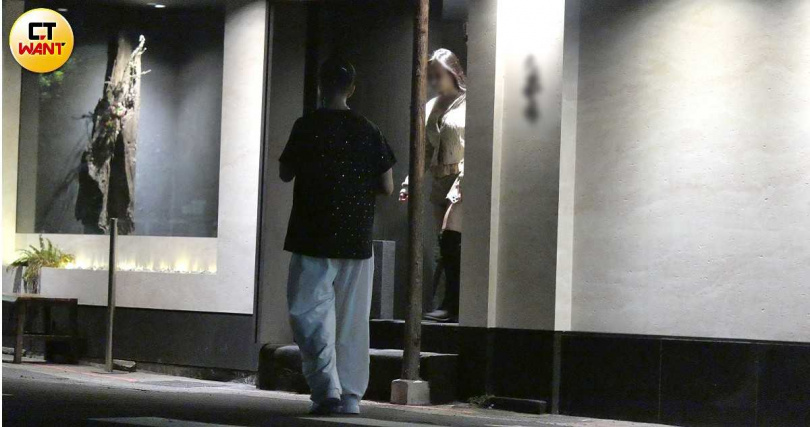 祝釩剛的女伴步出餐廳與他會合。(圖/本刊攝影組)