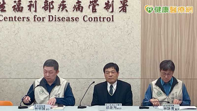 疾管署林明誠副署長（左）表示，民眾在草叢或林地活動時，注意防範可能接觸到的寄生蟲或病媒蚊，以降低感染風險。