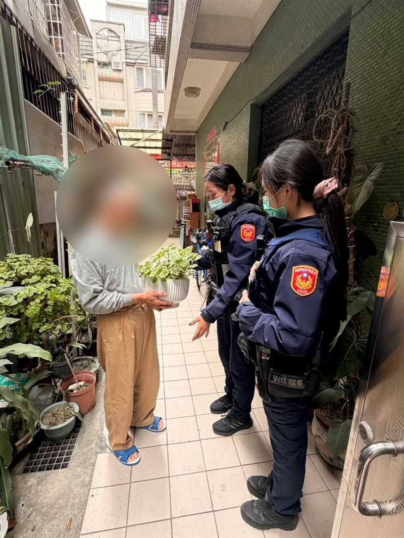 老翁以為盆栽沒人要。（圖／翻攝畫面）