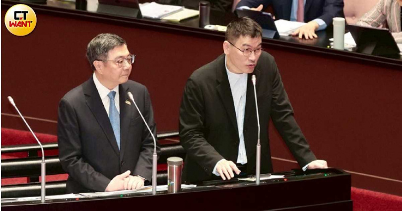 陸委會副主委梁文傑（右）直指只有立法院有權解職立委，一旁的閣揆卓榮泰表示認同。（圖／黃耀徵攝）