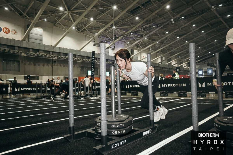 蔡家蓁挑戰「推雪橇」與「滑船機」兩樣項目。（圖／想不到音樂工作室提供）
