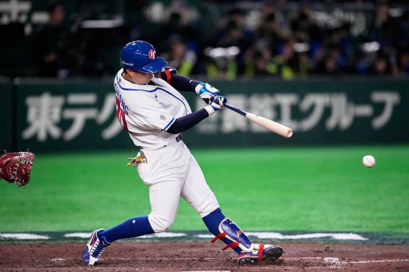 蔣少宏擊出一壘邊線高飛球遭接殺。