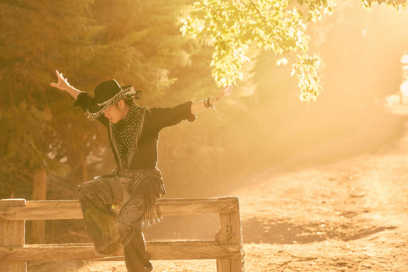 周杰倫的造型融入濃厚鄉村牛仔元素。（圖／杰威爾提供）