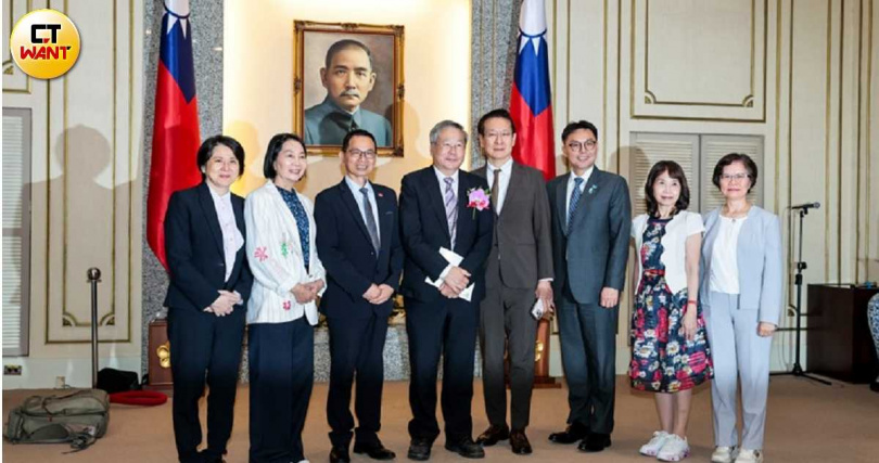 民眾黨現任8席不分區立委中，排序第16名的許忠信（左4）已遞補上位。（圖／黃耀徵攝）