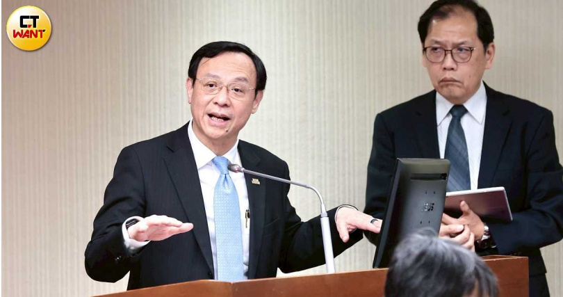 衛福部健康幣政策原訂4月上線延宕，部長石崇良（左）4月下旬召開專家諮詢會議，但至今仍未公布具體時程。（圖／黃耀徵攝）&nbsp;