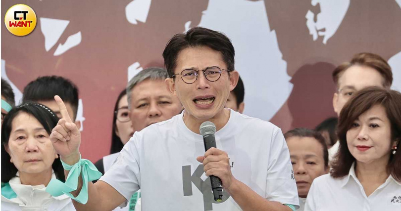 民眾黨主席黃國昌表示，國會要求行政院提出軍購專案報告，是民主國家正常的監督機制。（圖／黃耀徵攝）