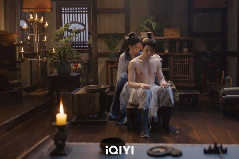 《雲秀行》王以綸(右)為展現肌肉線條斷食降體脂肪。(圖/愛奇藝國際版提供)