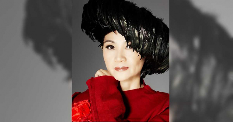 為紀念一代巨星「帽子歌后」鳳飛飛跨世代的深遠影響,環球音樂推出《鳳聲再續》經典台語歌謠黑膠。(圖/環球音樂提供)