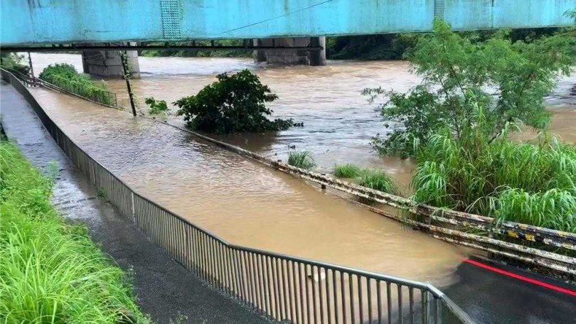 基隆暖暖單日累積雨量逼近250毫米,多個測站突破200毫米,強降雨造成市區多處淹水。(圖/中國時報記者張志康基隆傳真)