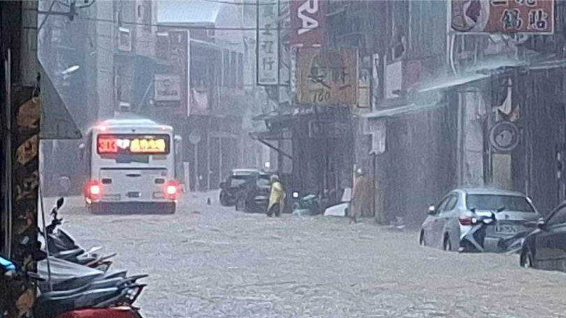 西南風與科羅旺帶來的東北風在北台灣附近交會,輻合雨區移動緩慢,讓基隆等地長時間遭豪雨侵襲。(圖/中國時報記者張志康基隆傳真)