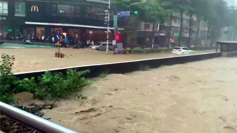 豪雨從清晨持續侵襲基隆,市區排水不及,廟口、西定路、復興路等地陸續傳出積淹水。(圖/中國時報記者張志康基隆傳真)