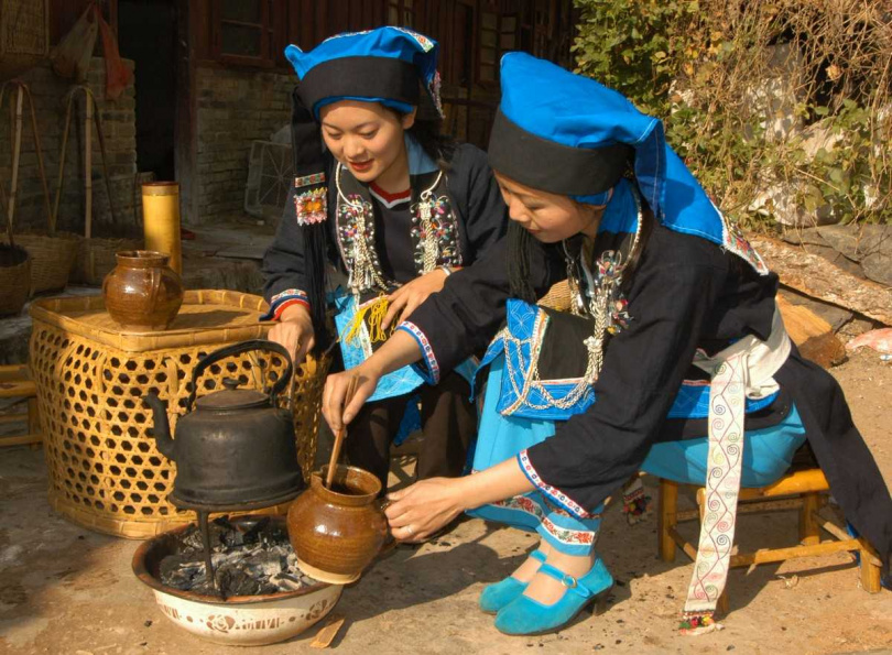 哈尼族傳統的土鍋茶品茶方式。(圖/吳德亮攝)