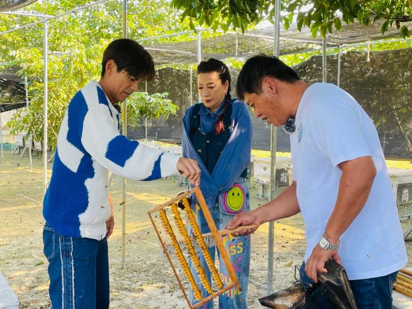 阿翔代表接觸蜜蜂，嚇到發出怪聲。（圖／民視提供）