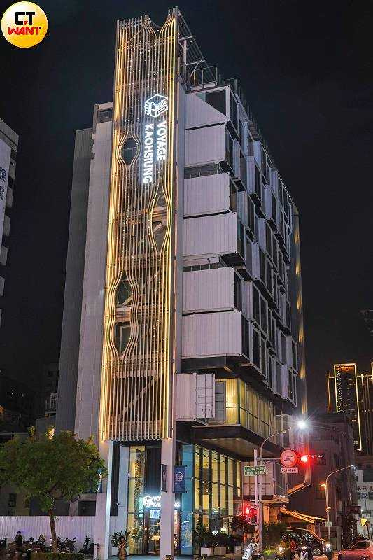 入夜後會亮起燈光的「天成逸旅－舶寓高雄」在街道上特別醒目。（圖／楊澍攝）