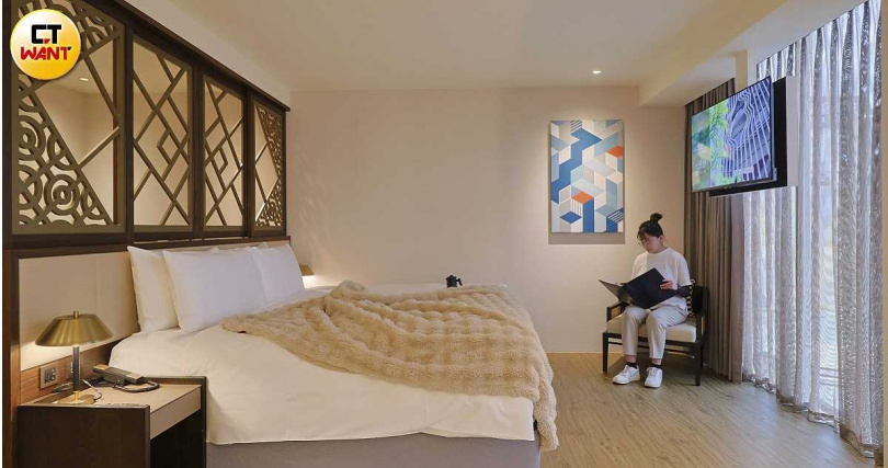 「卓越套房」除了以中式窗花融入設計，房內還有按摩椅可放鬆身心，搭配「嗨FUN高雄卡哇伊」住房專案含早餐4,312元起。（圖／楊澍攝）