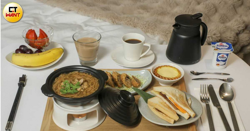 許多中北部旅客到南部都喜歡朝聖丹丹漢堡，「天成逸旅－舶寓高雄」最受歡迎早餐之一便集結了丹丹人氣菜色與在地的老江紅茶牛奶。（圖／楊澍攝）