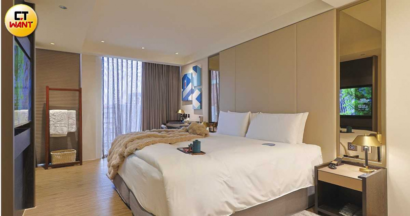 搭配「嗨FUN高雄卡哇伊」住房專案，「雅緻雙人房」含早餐3,696元起，房間還有落地窗引入充足自然光。（圖／楊澍攝）