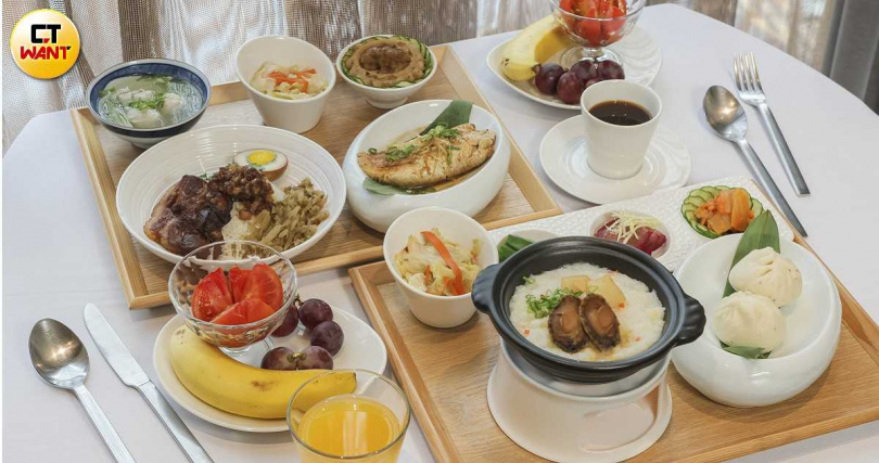 分別以鮑魚干貝海鮮粥（前）、南豐滷肉飯與控肉為主打的兩款早餐，各有自己的台味擁護者。（圖／楊澍攝）