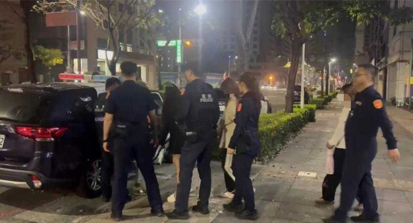 警方於3月11日晚間8時展開突襲,當場查獲店家負責人、櫃檯人員、3名女服務生以及2名男客共7人,全被依法送辦。(圖/警方提供/林雅惠高雄傳真)