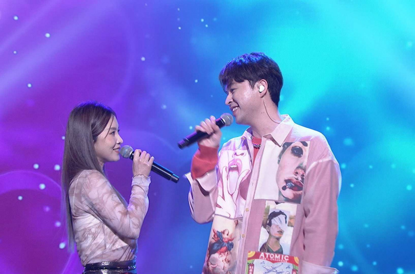 李子森（右）和杜忻恬合唱〈思念是一種病〉。（圖／中視提供）