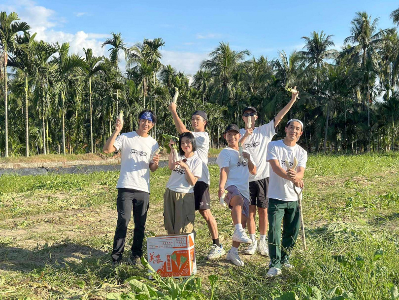 苗可麗、胡宇威、蔡昌憲、禾浩辰、蔡凡熙下田採收指定食材美濃特產「白玉蘿蔔」。（圖／華視、三立提供）