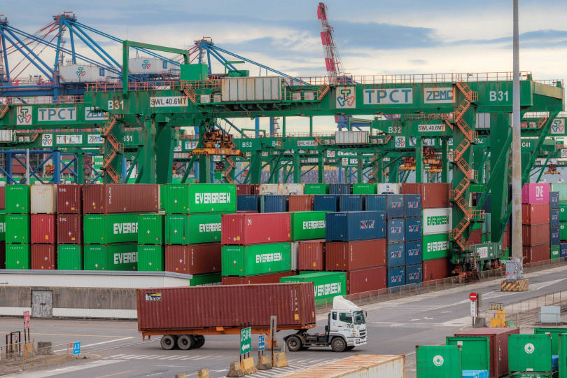 美國對全球祭出對等關稅，政策也不斷改變，貿易保護主義陰影揮之不去，台灣企業多以外貿為主，業者對於高關稅的衝擊莫不憂心忡忡。圖為停在台北港準備海運裝船的貨物貨櫃（圖／報系資料照）