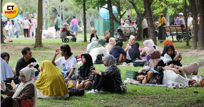學者分析關稅風暴可能牽引台灣產業景氣劇烈變化，國內產業需要的外籍移工勞動力恐怕被迫釋出，政府應及早推演與準備，屆時應將多出的外籍勞動力轉移到仍需要勞動力的相關產業。（圖／劉耿豪攝）