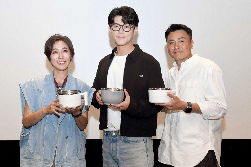 李程彬媽媽特地煲湯要給李程彬(中)補身體。(圖/公視台語台、華視提供)