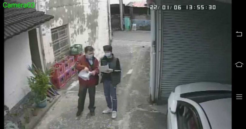 番仔路居民已被海量訴訟壓得身心俱疲，其中建商代表（左）曾拿著一份法院裁定要求住戶（右）趕緊搬家，否則將面臨巨額求償。（圖／翻攝自番仔路自救會臉書粉絲團）