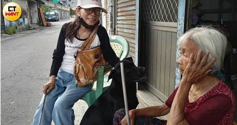 番仔路自救會發言人林秀芬（左）望著老鄰居說，在地多年的阿笑姨（右）娘家已遭查封，夫家也三不五時收到建商文書要求自行搬遷拆屋，阿笑姨的家明天還在不在？沒人有把握。（圖／顏瑋辰攝）