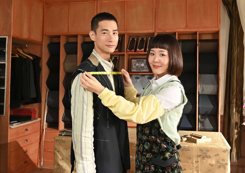 盧彥澤(左)和何宜珊都對片頭唯美畫面超滿意。(圖/台視)