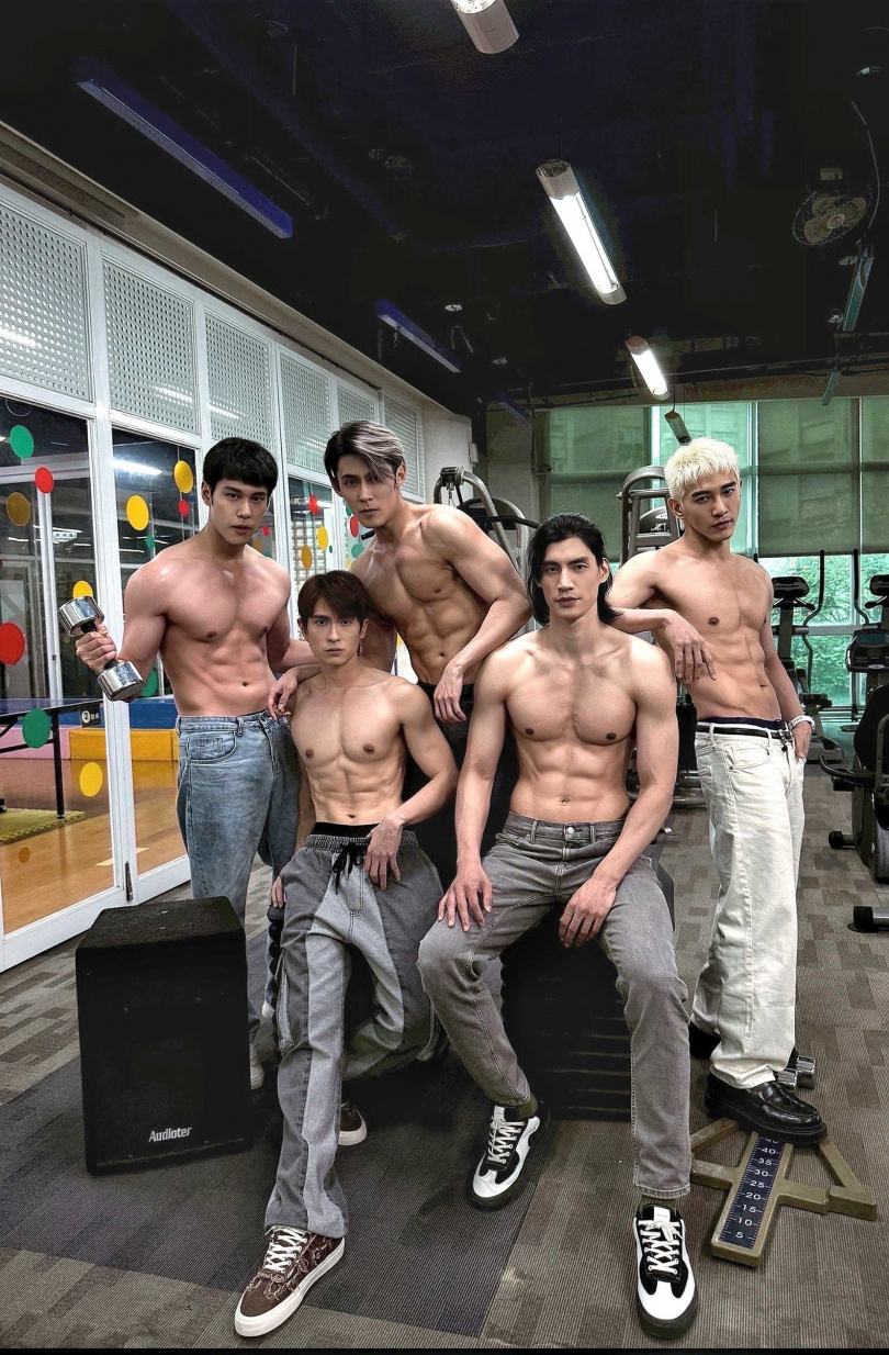 周予天（左起）、石知田、陳奕、羅宏正、張立昂為戲鍛鍊出好身材。（圖／達騰娛樂）