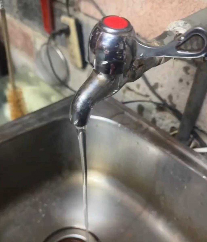 桃園市觀音區富源里自14日計畫性停水復水後，有約30戶民眾家中水壓出現變小，甚至出現水量不足的問題，23日里民氣憤至里長辦公室與自來水公司討要說法。（圖／翻攝畫面）