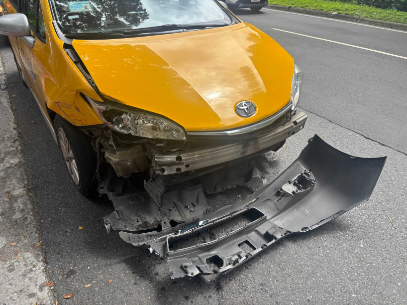 吳男駕駛的計程車在撞擊公車後,車頭嚴重毀損。(圖/翻攝畫面)