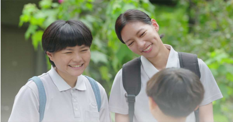 陳妤（右）在劇中飾演學生「海兒」。（圖／大愛提供）