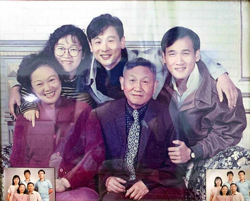 張世(上排中)開心分享全家福照。(圖/圓方影業提供)