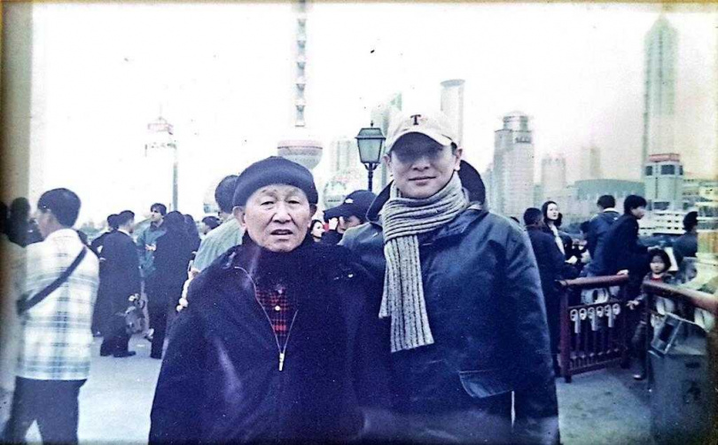 張世(右)年輕時和父親在上海黃埔江畔外灘留下的合照。(圖/圓方影業提供)