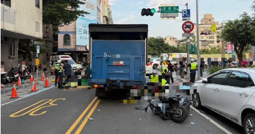24日傍晚,新北市34歲蔡姓男子無照駕駛小貨車,因不明原因推撞正在前方停等紅綠燈的4輛汽、機車,造成4人輕重傷。(圖/翻攝畫面)