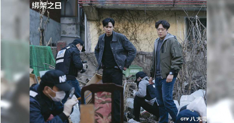 朴成焄（中）飾演追查不法案件的正義刑警。（圖／八大提供）