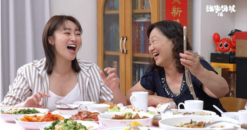 嘉賓蘇媽（右）視訊兒子，想介紹給張文綺。（圖／公視提供）