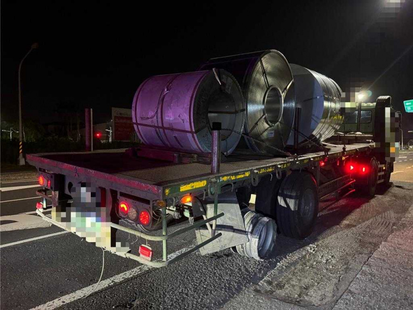 胎皮脫落卻渾然不知的營業半聯結車拖車右後第2軸爆胎，胎皮散落在內側、輔助車道，造成11車遭殃。（圖／國道警方提供）