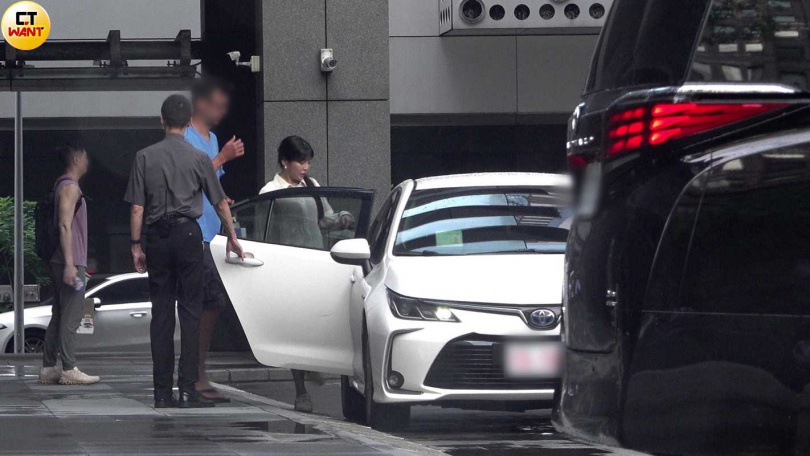之後小倆口在酒店大廳等車來了先後上車，沒講什麼話但感覺自在。（圖／本刊攝影組）