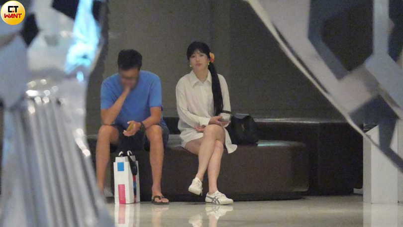 高個男出商場後解菸癮，壯壯則在一旁默默等候。（圖／本刊攝影組）