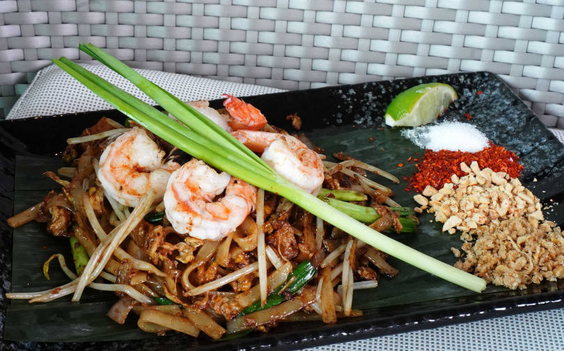 「帕泰炒粄條」盛盤時另附檸檬角、花生碎、砂糖、蒜酥、辣椒粉及生韭菜段，方便大家依喜好自由搭配。（480元，圖／魏妤靜攝）