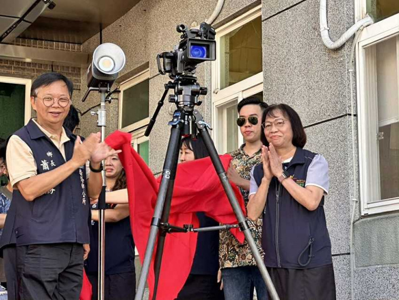 嘉義縣番路鄉長蕭博勝（左起）等人18日出席鄉公所短片紀錄開鏡典禮，對導演郭嘉豪（右2）頗多肯定。（圖／翻攝自番路鄉公所網站）