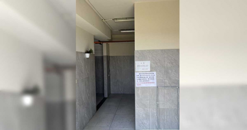 基隆市外木山的海興泳池旁設置的沖洗室未加蓋，近日有女泳客發現有無人機飛過沖洗室，擔憂隱私受侵害。基市產發處回應，市府設有10間室內淋浴間，建議泳客可至淋浴間沖洗身體或換衣服，以維護隱私，但近日進行管線施工，預計19日完成。（圖／基市產發處提供／中國時報記者徐佑昇基隆傳真）