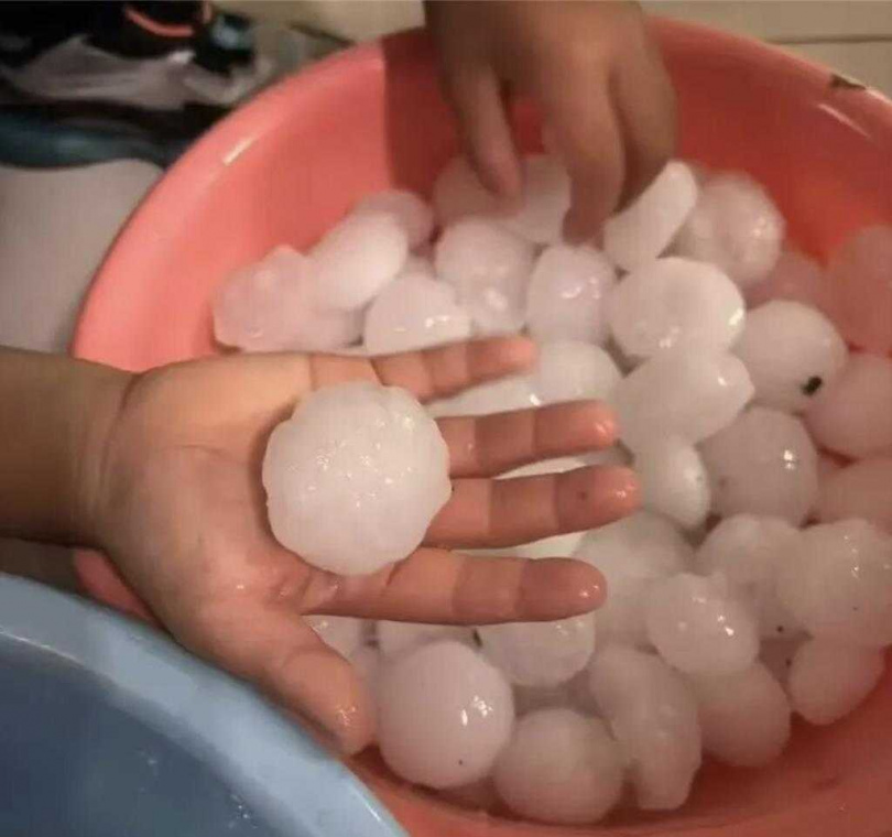 北京6區昨晚降冰雹，最大直徑2公分，近萬輛車窗被砸穿。（圖／翻攝自北京日報）